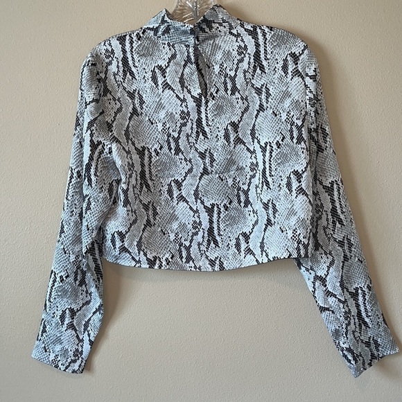 EXPRESS Snake Print Crop Long Sleeve Blouse Women’s S/P - Picture 4 of 7